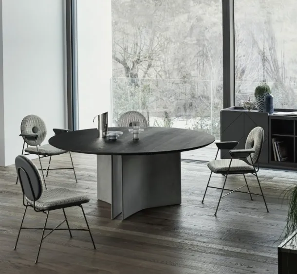Tavolo rotondo Magnum con base in cemento e piano in legno impiallaciato di Bontempi