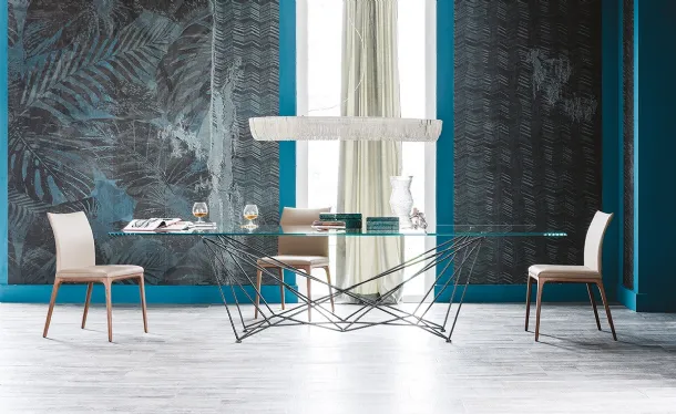 Tavolo con base in acciaio e piano in cristallo bisellato Gordon di Cattelan Italia