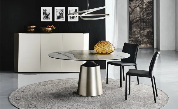 Tavolo rotondo con base monolite in acciaio verniciato e piano in ceramica Yoda Keramik di Cattelan Italia