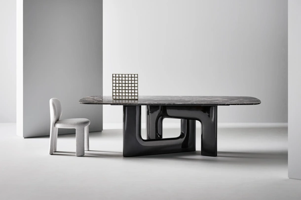 Tavolo di design Liaison con top in marmo e base in poliuretano di Bonaldo