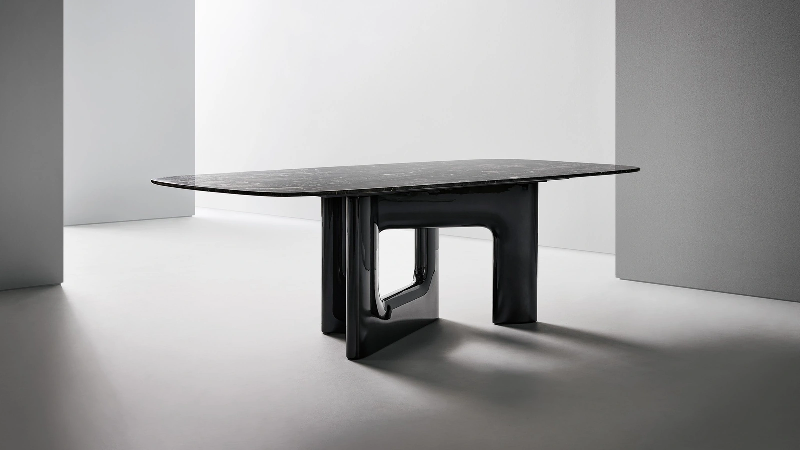 Tavolo di design Liaison con top in marmo e base in poliuretano di Bonaldo