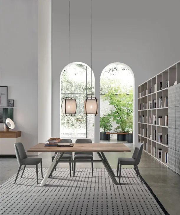 Tavolo Tudor con piano in rovere naturale scortecciato e struttura in metallo di Tomasella