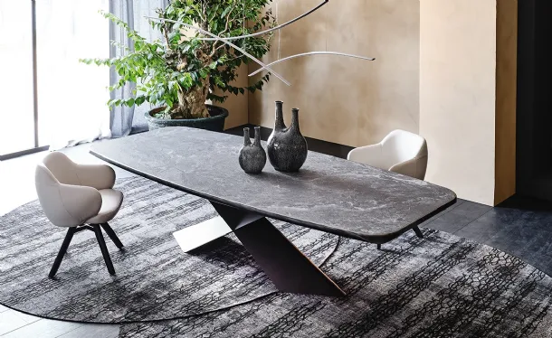 Tavolo con base in metallo e piano in ceramica Tyron Keramik Premium di Cattelan Italia