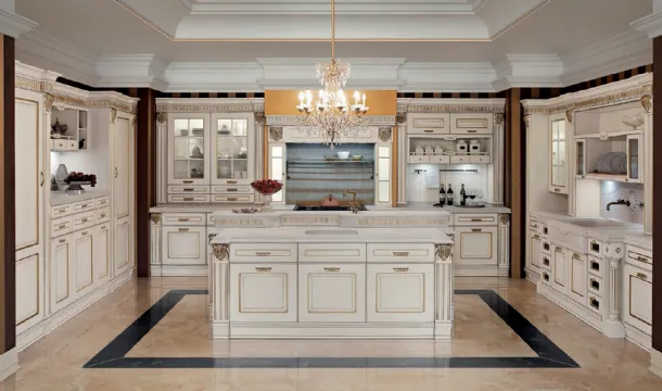 Cucina Classica con isola Imperial Emotion in patinato Bianco Canapa con decorazione in oro di Aran