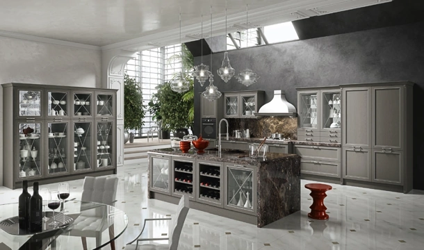 Cucina Classica con isola Magistra in Frassino laccato Titanio decapé con inserto argento di Aran