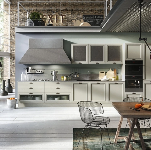 Cucina Classica lineare Magistra in Frassino laccato Verde con inserto in metallo invecchiato di Aran 