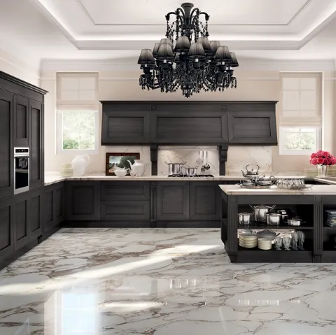 Cucina Classica angolare con penisola Melograno in Rovere tinto Grigio Scuro e top in marmo Calacatta Oro di Composit