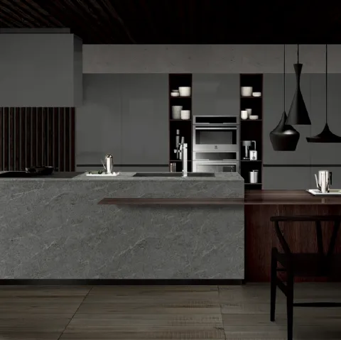 Cucina Design in laccato lucido Grigio Londra con isola in HPL Argento e Laminato Rovere Termico Linea Edge di Composit