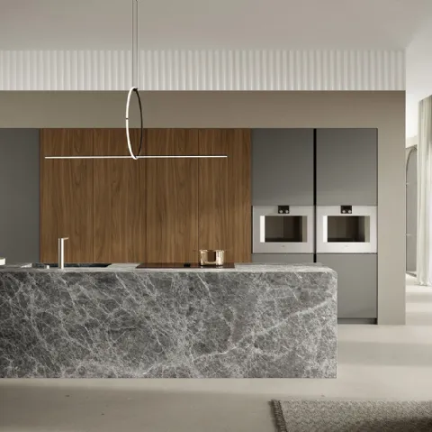 Cucina Design con isola in marmo e colonne in laccato opaco e Noce Linea Luxe di Composit