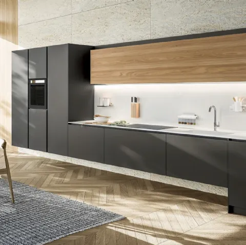 Cucina Design lineare Linea Pure in laccato opaco metallo effetto graffiato Antracite e pensili in Olmo di Composit
