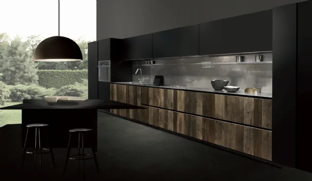 Cucina Design lineare Linea Pure in Natural Wood multicolor con top in acciaio vintage e pensili ie colonne in vetro satinato laccato Nero opaco di Composit