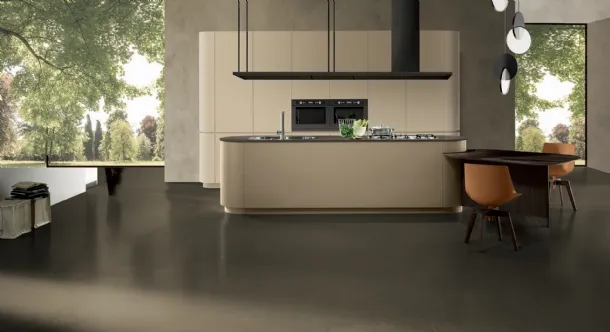 Cucina Design con isola in laccato opaco Argilla e Beige con top in laminam Pietra Piasentina e piano penisola snack in Rovere Wengé Linea Round di Composit
