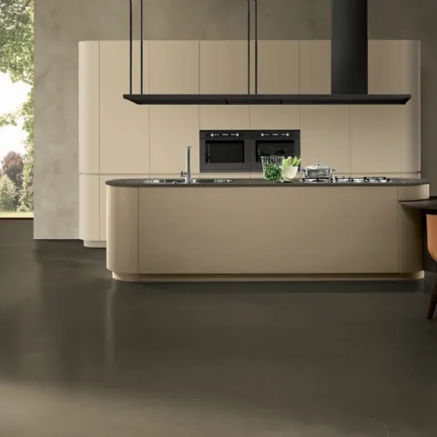Cucina Design con isola in laccato opaco Argilla e Beige con top in laminam Pietra Piasentina e piano penisola snack in Rovere Wengé Linea Round di Composit