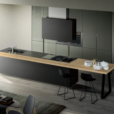 Cucina Design in laccato lucido Roccia con isola in Peltro Nero LAPN e legno Antico Lounge di Composit