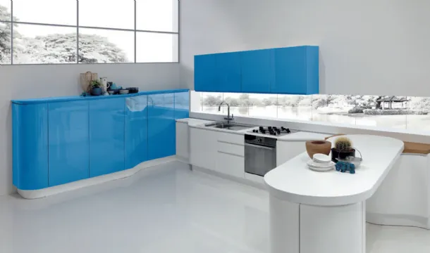 Cucina Design angolare con penisola Masca in laccato Blu e Bianco lucido di Aran