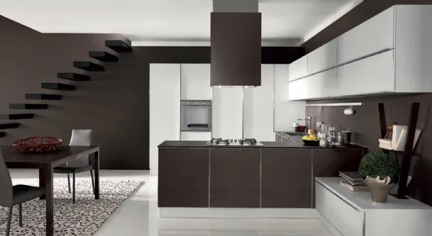 Cucina Design con penisola Volare in Vetro liscio Marrone opaco e Bianco opaco di Aran