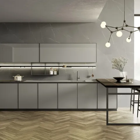 Cucina Moderna Blend in laccato opaco Grigio Londra con top in Laminam Pietra Piasentina Grigio Fiammato con penisola e colonne in Eucalipto di Composit