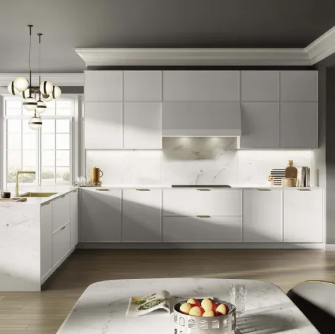 Cucina Moderna con penisola Céline in laccato opaco Bianco Caldo con top in marmo Calacatta Oro e colonne in Rovere tinto Grigio scuro di Composit
