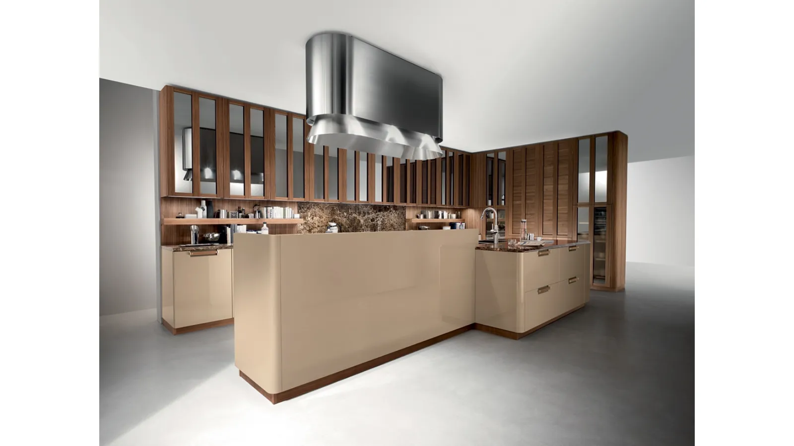 Cucina Moderna con isola Noisette in laccato lucido Beige e Noce Americano con top in marmo Emperador Dark lucido di Composit