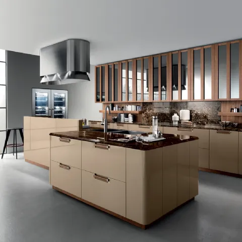 Cucina Moderna con isola Noisette in laccato lucido Beige e Noce Americano con top in marmo Emperador Dark lucido di Composit