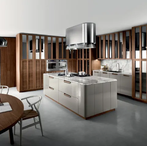 Cucina Moderna con isola Noisette in laccato opaco Platino e Noce Americano con top in marmo Arabescato opaco di Composit