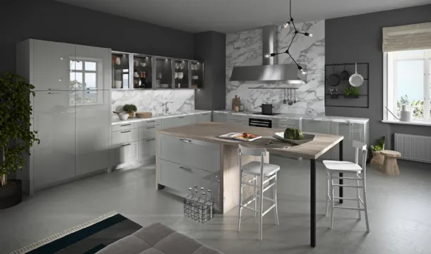 Cucina Moderna angolare con isola Vita Bella in laccato lucido Grigio e top in marmo di Carrara di Aran