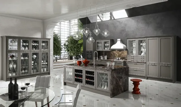 Cucina Shabby Chic con isola Magistra in Frassino laccato Titanio decapè con inserto argento di Aran