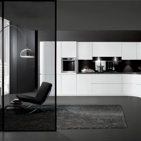 Cucina su misura di design angolare Linea Round in laccato lucido Bianco con top in Fenix Grigio Bromo di Composit