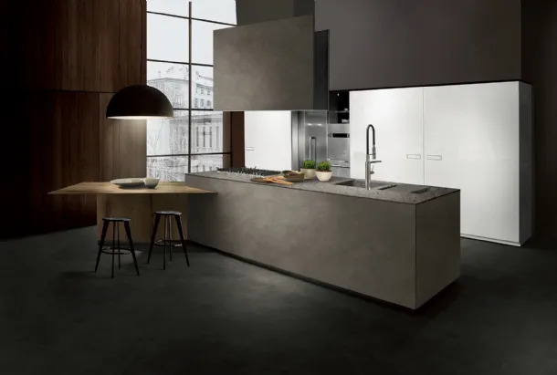 Cucina su misura di design Touch con isola in Resina Dark Grey e penisola in legno Antico con colonne in laccato Bianco lucido di Composit