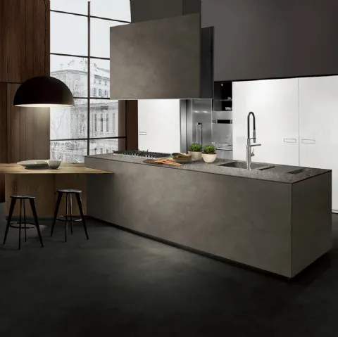Cucina su misura di design Touch con isola in Resina Dark Grey e penisola in legno Antico con colonne in laccato Bianco lucido di Composit