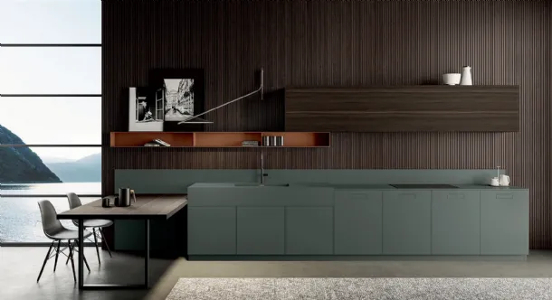 Cucina su misura con penisola Touch in Fenix Verde Comodoro, laccato opaco Terracotta e Eucalipto di Composit
