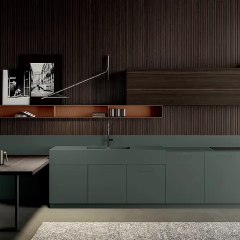 Cucina su misura con penisola Touch in Fenix Verde Comodoro, laccato opaco Terracotta e Eucalipto di Composit