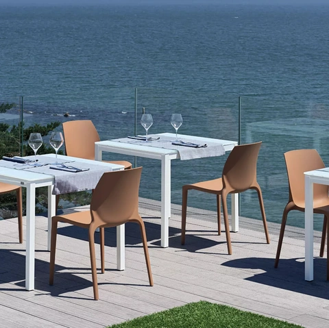 Tavolo Diesis Outdoor con top in vetro di Bontempi