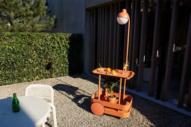 Tavolino su ruote con lampada integrata Jolly Trolley di Fatboy