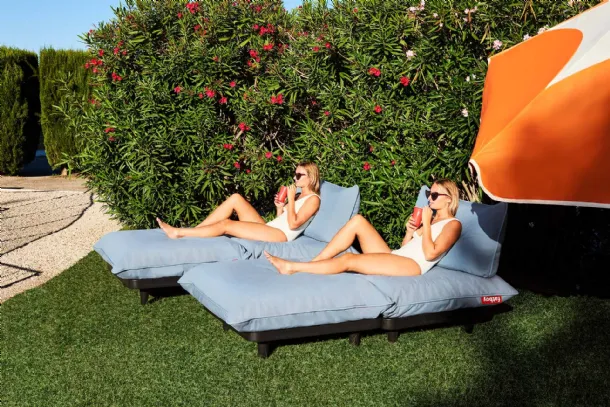 Lettino Paletti Day Bed in tessuto e plastica riciclata di Fatboy