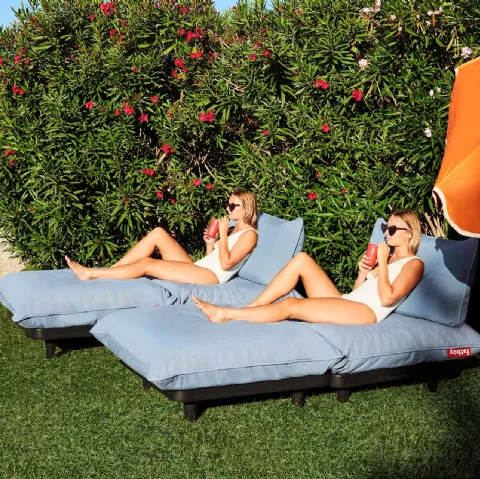 Lettino Paletti Day Bed in tessuto e plastica riciclata di Fatboy