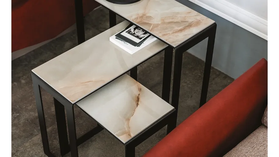 Tavolini con piano in ceramica effetto marmo Kitano di Cattelan Italia