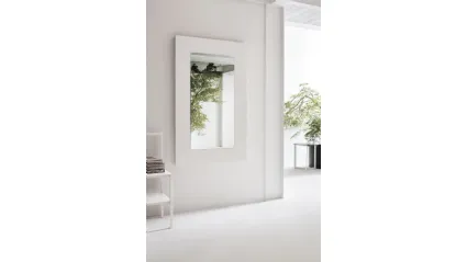 Specchio Dolcevita con cornice in legno laccato poro aperto bianco gesso di Tomasella