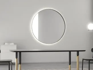 Specchio FullMoon di grandi dimensioni con cornice in metallo di Minotti Italia