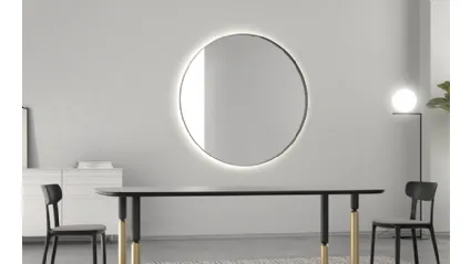 Specchio FullMoon di grandi dimensioni con cornice in metallo di Minotti Italia