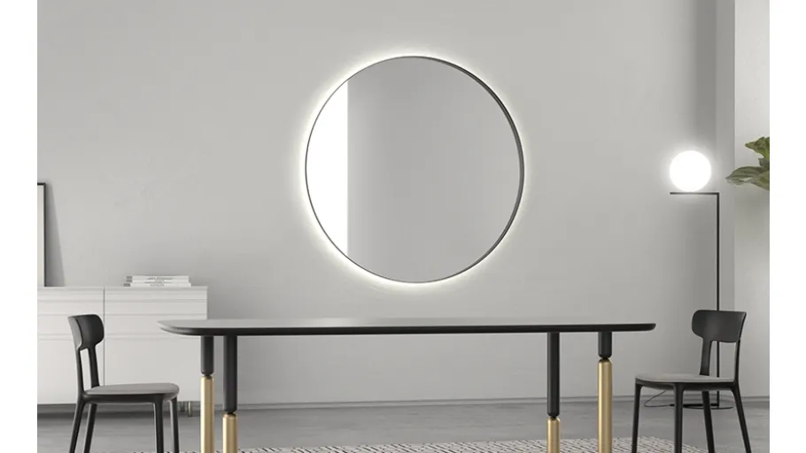 Specchio FullMoon di grandi dimensioni con cornice in metallo di Minotti Italia