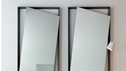 Specchio con cornice in legno di design Hang Up di Bonaldo