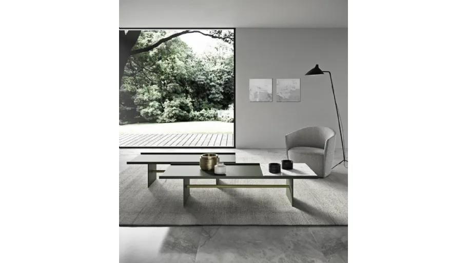 Tavolino Irori con piano in legno o legno e marmo con bordi ripiegati e base in metallo di Presotto
