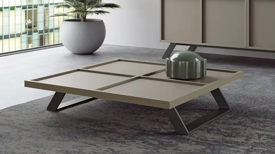 Tavolino in legno laccato con base in metallo Otis di Doimo Salotti
