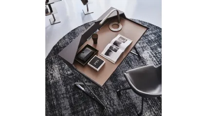 Scrittoio Qwerty in acciaio verniciato graphite con piano in MDF e PAD in cuoio di Cattelan Italia