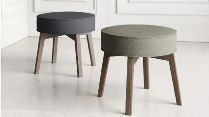 Pouf in tessuto con gambe in legno Rik di Doimo Salotti