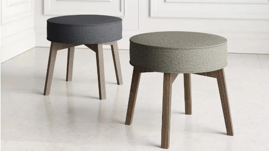 Pouf in tessuto con gambe in legno Rik di Doimo Salotti