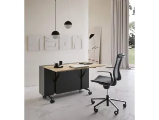 Scrittoio Scrivania Mobile compatto su ruote con top in legno e struttura in laccato opaco di Presotto
