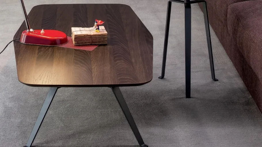 Tavolino in legno esagonale con gambe in metallo Tie di Bonaldo