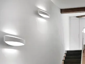 Lampada da parete con struttura in alluminio verniciato bianco opaco e diffusore in policarbonato trasparente Bridge di Zafferano